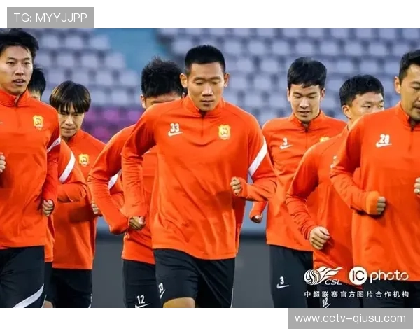 头部受伤后麦卡利斯特坚韧不拔包扎后重返赛场展现顽强斗志